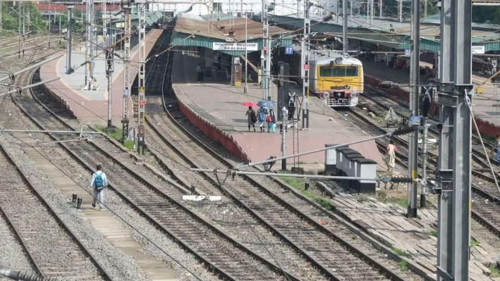বিভিন্ন জায়গায় রেল অবরোধের জেরে শিয়ালদহ দক্ষিণ স্টশনে ট্রেন চলাচল অনেকক্ষণ বন্ধ থাকে। ছবি: সত্যজিৎ শ/ডয়চে ভেলে