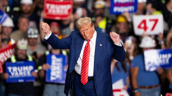 পেনসিলভ্যানিয়া অঙ্গরাজ্যে নির্বাচনী প্রচারণার সময় গানের তালে নেচে ওঠেন ট্রাম্প। ছবি: রয়টার্স (৩০ আগস্ট, ২০২৪) 