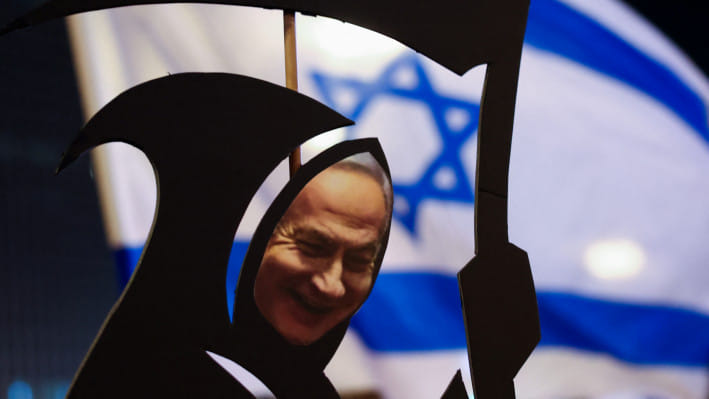 নেতানিয়াহুকে 'মৃত্যু্দূত' বা গ্রিম রিপার সাজিয়ে কাট আউট তৈরি করেছেন বিক্ষোভকারীরা। ছবি: রয়টার্স