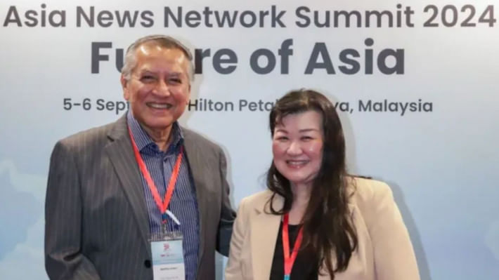 এএনএনের বার্ষিক সম্মেলনে বিদায়ী চেয়ারম্যান মাহফুজ আনাম ও নবনির্বাচিত চেয়ারম্যান এসথার এনজি। ২০২৫ এর ১ জানুয়ারিতে দায়িত্ব নেবেন এসথার। ছবি: দ্য স্টার মালয়েশিয়া