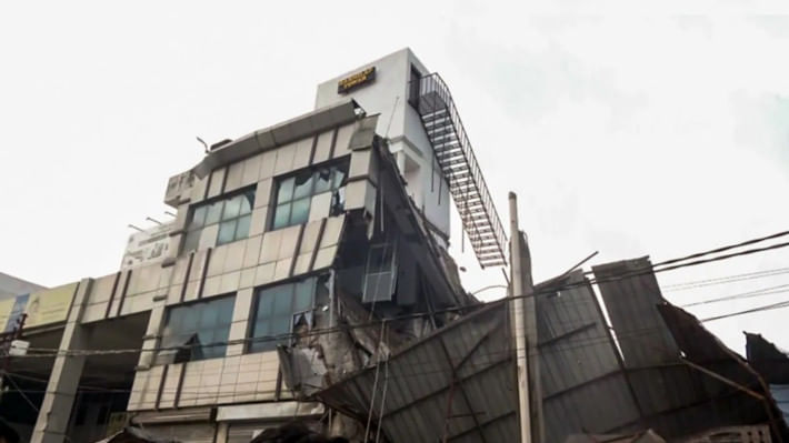 লক্ষ্ণৌয়ে এই ভবনটি ধসে পড়েছে। ছবি: সংগৃহীত