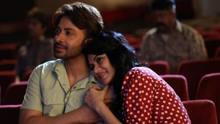 প্রেক্ষাগৃহে তুফান উপভোগ করছেন শাকিব খান-নাবিলা। ছবি: সংগৃহীত