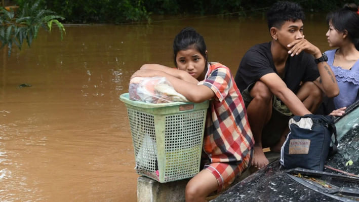 মিয়ানমারের বাগো প্রদেশের টাউনগু এলাকায় উদ্ধারের অপেক্ষায় রয়েছে বন্যা কবলিত জনগোষ্ঠী। ছবি: এএফপি 