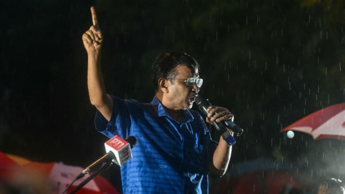 জামিনে মুক্তি পেয়ে ভক্তদের উদ্দেশে বক্তব্য রাখছেন কেজরিওয়াল। ছবি: এএফপি (১৩ সেপ্টেম্বর, ২০২৪) 