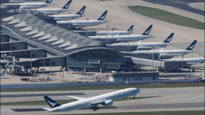 হংকং বিমানবন্দরে ক্যাথে প্যাসিফিক এয়ারলাইন্সের উড়োজাহাজ। ফাইল ছবি: রয়টার্স