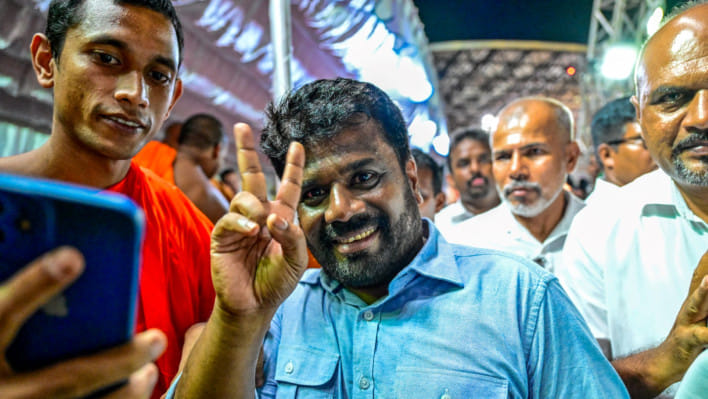 নির্বাচনী প্রচারণায় অনুঢ়া কুমারা দিশানায়েকে। ফাইল ছবি: এএফপি