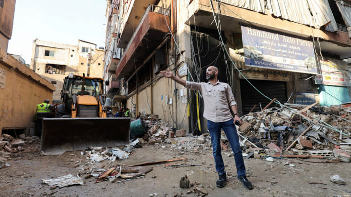 বৈরুতের শহরতলীতে ইসরায়েলি বিমানহামলার পর ঘটনাস্থলে লেবানিজরা জমায়েত হতে শুরু করেন। ছবি: রয়টার্স