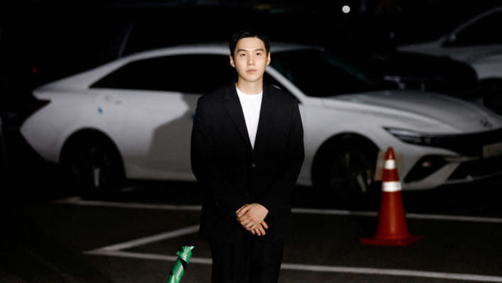 মদ্যপ অবস্থায় স্কুটার চালিয়ে পুলিশের কাছে ধরা পড়ার পর থানায় জিজ্ঞাসাবাদের জন্য এসেছেন সুগা। ফাইল ছবি: রয়টার্স (আগস্ট, ২০২৪) 