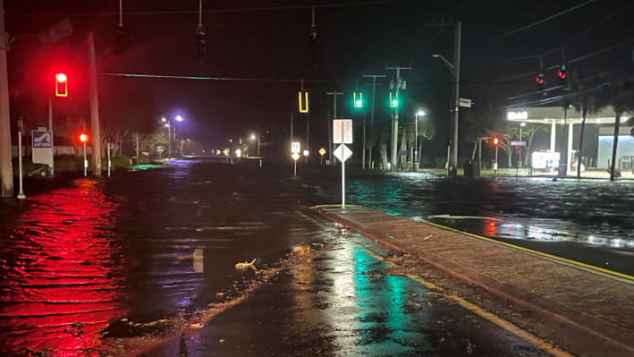 ঘুর্ণিঝড় মিলটনের প্রভাবে ফ্লোরিডায় জনজীবন বিপর্যস্ত হয়ে পড়েছে। ছবি: রয়টার্স