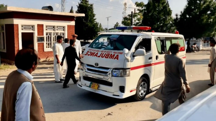 কুররাম জেলায় হামলার পর সড়কে অ্যাম্বুলেন্স দেখা যায়। ছবি: ডন 