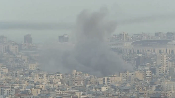 বৈরুতের দাহিয়েহ অঞ্চলে তিন বার বিমান হামলা চালায় ইসরায়েল। ছবি: এক্স থেকে সংগৃহীত