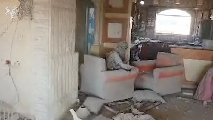 ড্রোন ফুটেজে মুখোস পরিহিত ইয়াহিয়া সিনওয়ার। ছবি: রয়টার্স