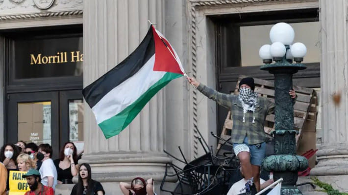 শিক্ষার্থীরা প্রশাসনিক ভবন মোরিল হলের বাইরে অবস্থান নিয়ে প্রবেশপথগুল আটকে দেয়। ছবি: সংগৃহীত