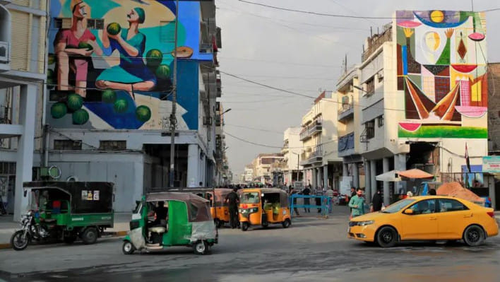 বাগদাদেদ দেওয়ালে আলি খলিফা  ও বাটারফ্লাই এফেক্টের আঁকা ম্যুরাল। ছবি: ডয়চে ভেলে/এএফপি