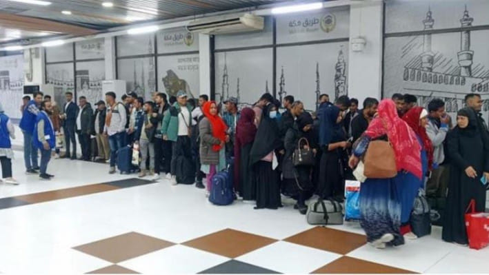 বিমানবন্দরে বিদেশ থেকে ফিরে আসা যাত্রী। ছবি: বাসস