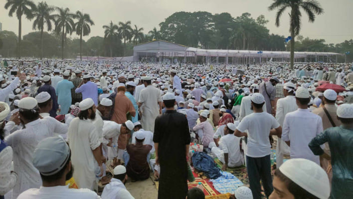 সোহরাওয়ার্দী উদ্যানে ওলামা মাশায়েখের মহাসম্মেলনে হাজারো মানুষের ঢল। ছবি: স্টার 