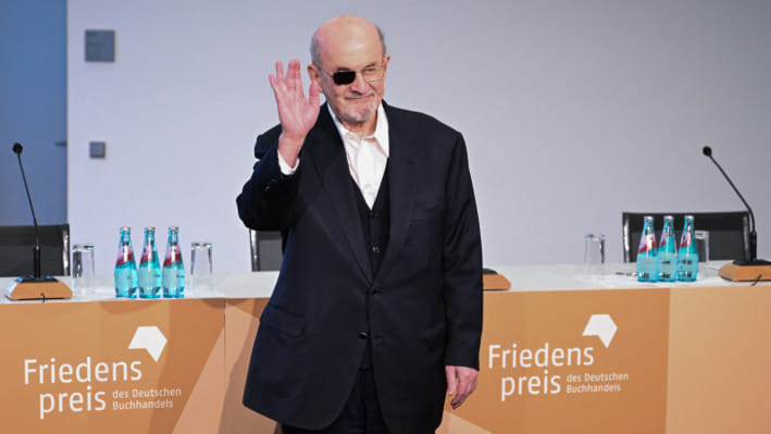 বিতর্কিত লেখক সালমান রুশদি। ফাইল ছবি: এএফপি