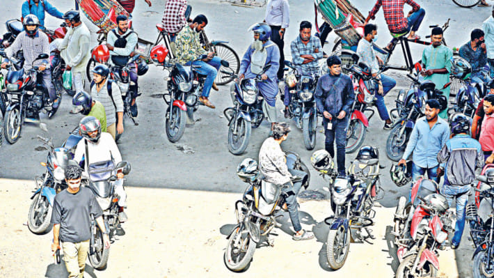 রাইড শেয়ারিং ব্যবসায় নিয়োজিত বাইকার। ছবি: প্রবীর দাশ/স্টার