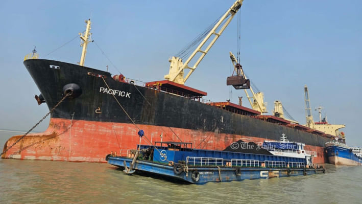 পায়রা বন্দরে বর্তমানে জাহাজ থেকে জাহাজে পণ্য পরিবহন করা হচ্ছে। ছবি: সোহরাব হোসেন/স্টার