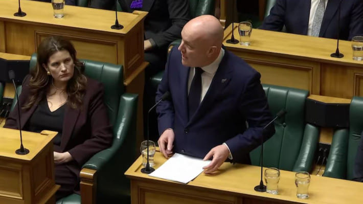 নিউজিল্যান্ডের প্রধানমন্ত্রী ক্রিস্টোফার লুকসন পার্লামেন্টে ক্ষমা চাচ্ছেন। ছবি: সংগৃহীত