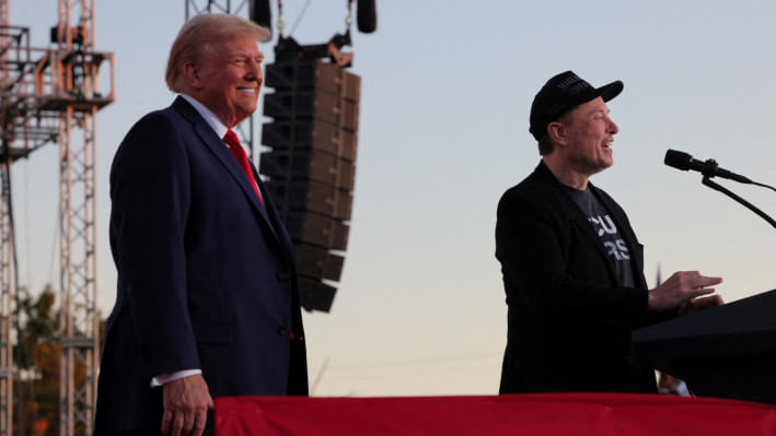 ট্রাম্পের নির্বাচনী প্রচারণায় ইলন মাস্ক। ফাইল ছবি: রয়টার্স