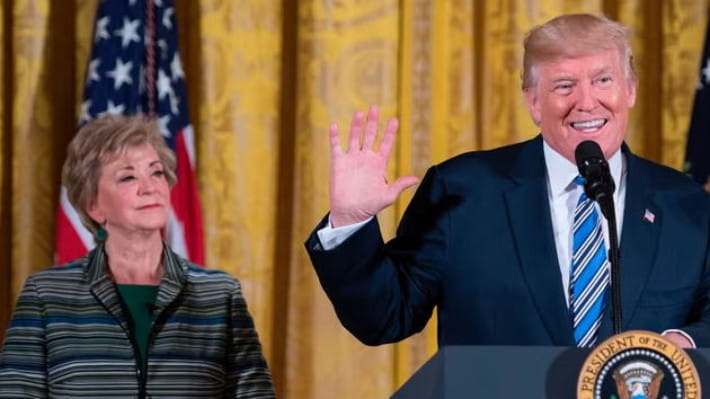 নতুন শিক্ষামন্ত্রী লিন্ডার সঙ্গে ট্রাম্প। ফাইল ছবি: এএফপি