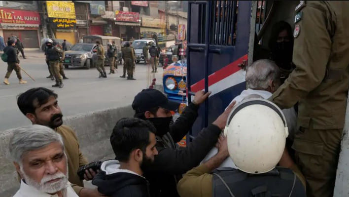 ইমরান খানের হাজারো সমর্থককে গ্রেপ্তার করেছে পাকিস্তানি পুলিশ। ছবি: ডয়চে ভেলে