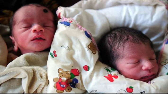 দুই নবজাতক শিশুর প্রতীকী ছবি। ফাইল ছবি: এএফপি 