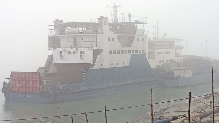 ঘণ কুয়াশার কারণে পাটুরিয়া-দৌলতদিয়া নৌপথে ফেরি চলাচল বন্ধ রয়েছে। ছবি: সংগৃহীত