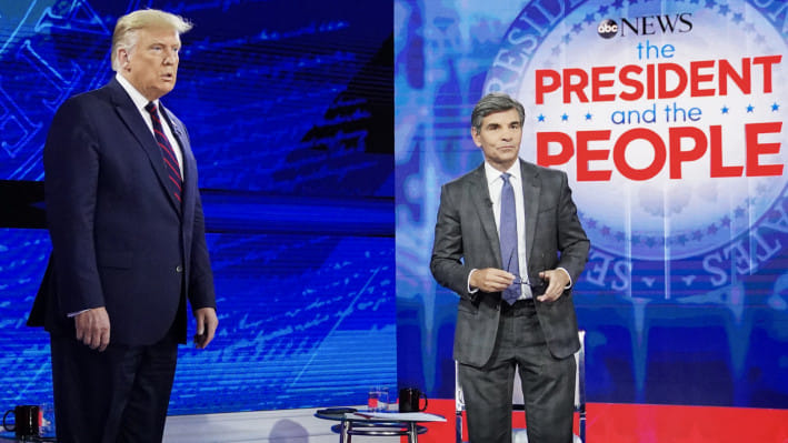 এবিসি নিউজের তারকা উপস্থাপক স্টেফানোপোলাসের সঙ্গে ট্রাম্প। ফাইল ছবি: রয়টার্স (২০২০)