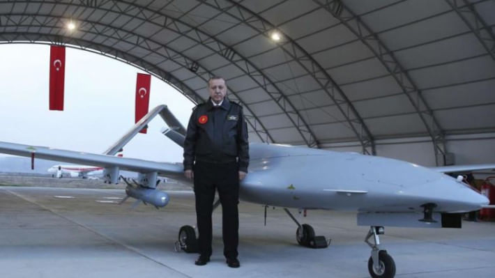 তুরস্কে নির্মিত ড্রোনের সামনে দেশটির প্রেসিডেন্ট এরদোয়ান। ফাইল ছবি: সংগৃহীত