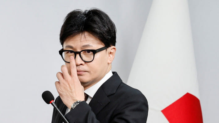 বক্তব্য দেওয়ার আগে চশমা ঠিক করছেন পিপল পাওয়ার পার্টির নেতা ও চেয়ারম্যান হ্যানডং-হুন। ছবি: রয়টার্স