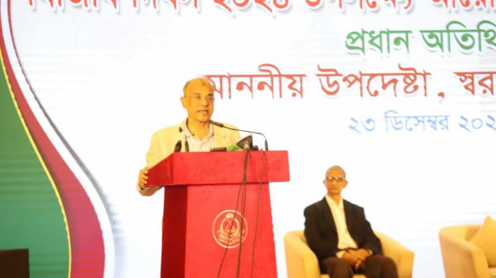 পিলখানায় বিজিবি সদরদপ্তরে এক অনুষ্ঠানে স্বরাষ্ট্র উপদেষ্টা। ছবি: সংগৃহীত