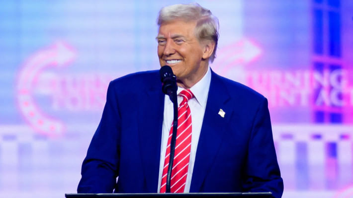 অ্যারিজোনায় অ্যামেরিকাফেস্ট ২০২৪ এ বক্তব্য রাখছেন ট্রাম্প। ছবি: এএফপি