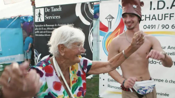 ডান্স পার্টিতে আশি বছর বয়সীরা। ছবি: ডয়চে ভেলে