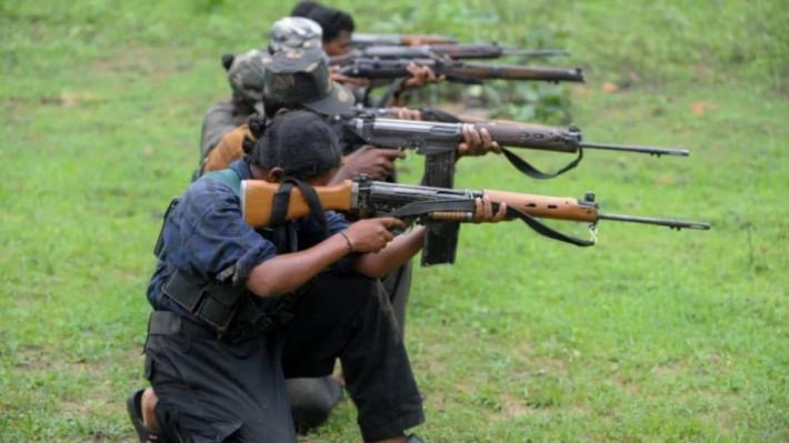 অস্ত্র প্রশিক্ষণ নিচ্ছে মাওবাদীরা। ফাইল ছবি: এএফপি (২০১২)
