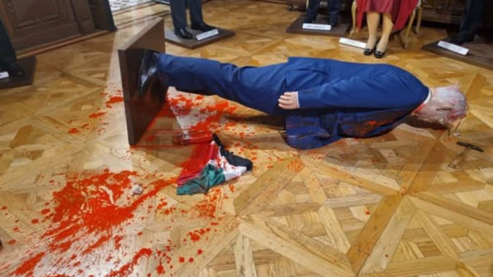 ইসরায়েলি প্রধানমন্ত্রী বেনিয়ামিন নেতানিয়াহুর মোমের মূর্তি ধ্বংস করেছেন অজ্ঞাত মুখোশধারী ব্যক্তি। ছবি: ইন্সটাগ্রাম থেকে স্ক্রিনশট