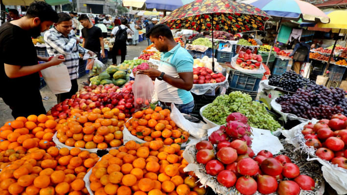 আপেল, আঙুর ও তরমুজের মতো কিছু টাটকা ফল ও জুসের ওপর শুল্ক ২০ শতাংশ থেকে বাড়িয়ে ৩০ শতাংশ করা হয়েছে। ছবি: আনিসুর রহমান/স্টার