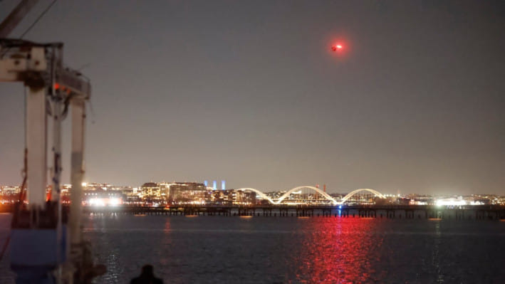 যুক্তরাষ্ট্রে উড়োজাহাজ-হেলিকপ্টার সংঘর্ষের পর পটোম্যাক নদীতে উদ্ধারকাজ চলছে। ছবি: এএফপি