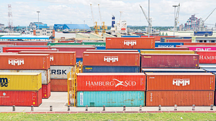 চট্টগ্রাম বন্দরে প্রায় ২ লাখ টন আমদানি করা পণ্য বছরের পর বছর ধরে পরিত্যক্ত অবস্থায় পড়ে আছে, যা বন্দরের ১৮ শতাংশ জায়গা দখল করে রেখেছে। ছবি: রাজিব রায়হান/স্টার