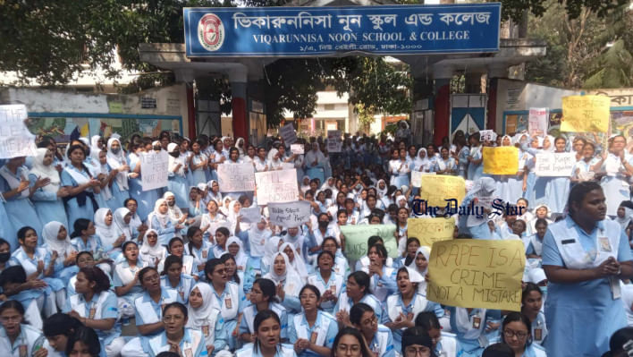 সোমবার দুপুর ১২টার দিকে তাদের এই বিক্ষোভ কর্মসূচি শুরু হয়।