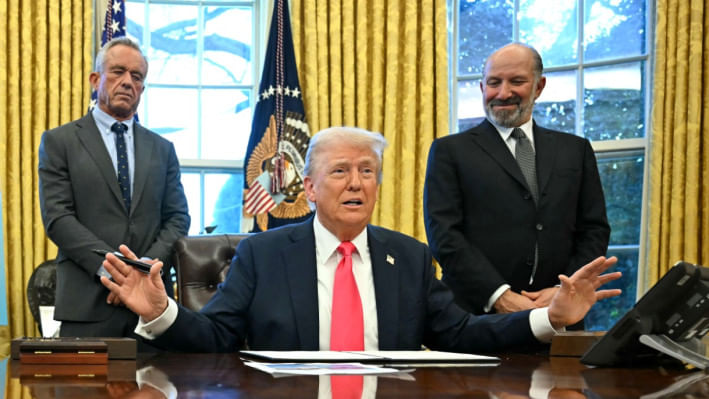 ওভাল অফিসে দুই মন্ত্রী পরিবেষ্টিত অবস্থায় ট্রাম্প। ছবি: এএফপি