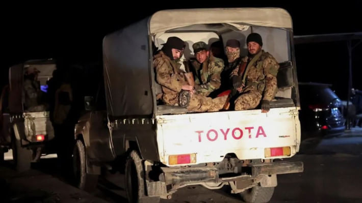 সিরিয়ায় আসাদপন্থিদের হামলা প্রতিরোধে সরকারি বাহিনীর সদস্যরা রওনা হচ্ছেন। ছবি: রয়টার্স