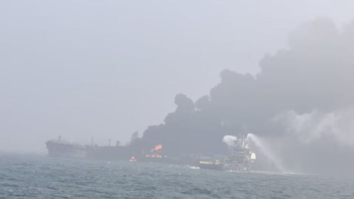 উত্তর সাগরে জেট ফুয়েল বহনকারী একটি তেলের ট্যাংকারের সঙ্গে একটি কার্গো জাহাজের সংঘর্ষ। ছবি: রয়টার্স