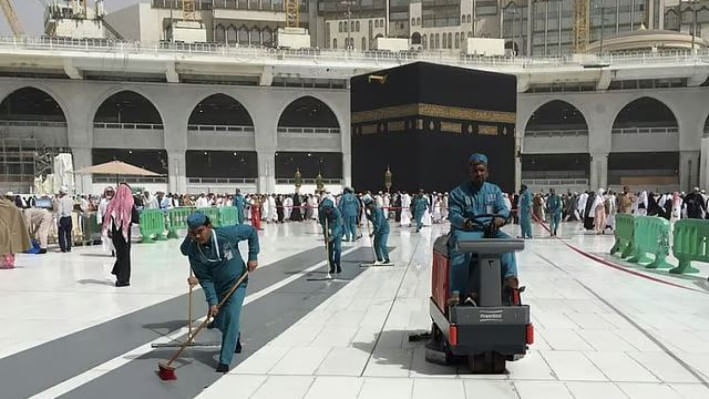 কাবা শরীফ প্রাঙ্গন পরিচ্ছন্নতা কার্যক্রম চলছে। ছবি: সংগৃহীত