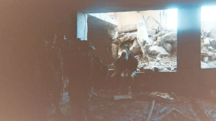 ঢাল হিসেবে ব্যবহারের জন্য দুই ফিলিস্তিনিকে আটকে রেখেছে আইডিএফের সদস্যরা। ছবি: ব্রেকিং দ্য সাইলেন্সের সৌজন্যে 