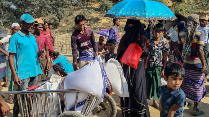 উখিয়ার কুতুপালং শরণার্থী শিবিরে রোহিঙ্গারা খাদ্য সহায়তা গ্রহণ করছেন। ছবি: এএফপি (৬ মার্চ, ২০২৫)