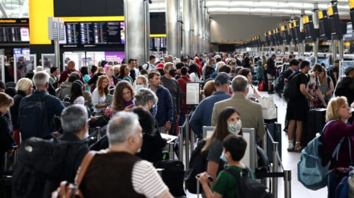 বিশ্বের ব্যস্ততম বিমানবন্দরের অন্যতম হিথ্রো। ফাইল ছবি: রয়টার্স