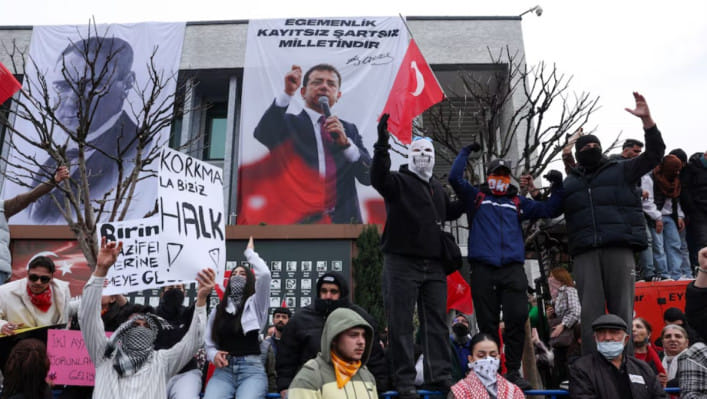 ইস্তাম্বুলের মেয়র ইমামোগলুকে আটকের প্রতিবাদে বিক্ষোভ। ছবি: এএফপি