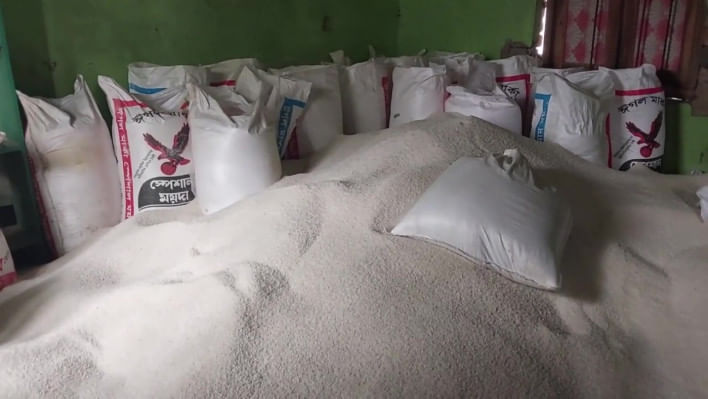 কুড়িগ্রামের মক্তব থেকে উদ্ধার করা ভিজিএফ চাল। ছবি: স্টার 